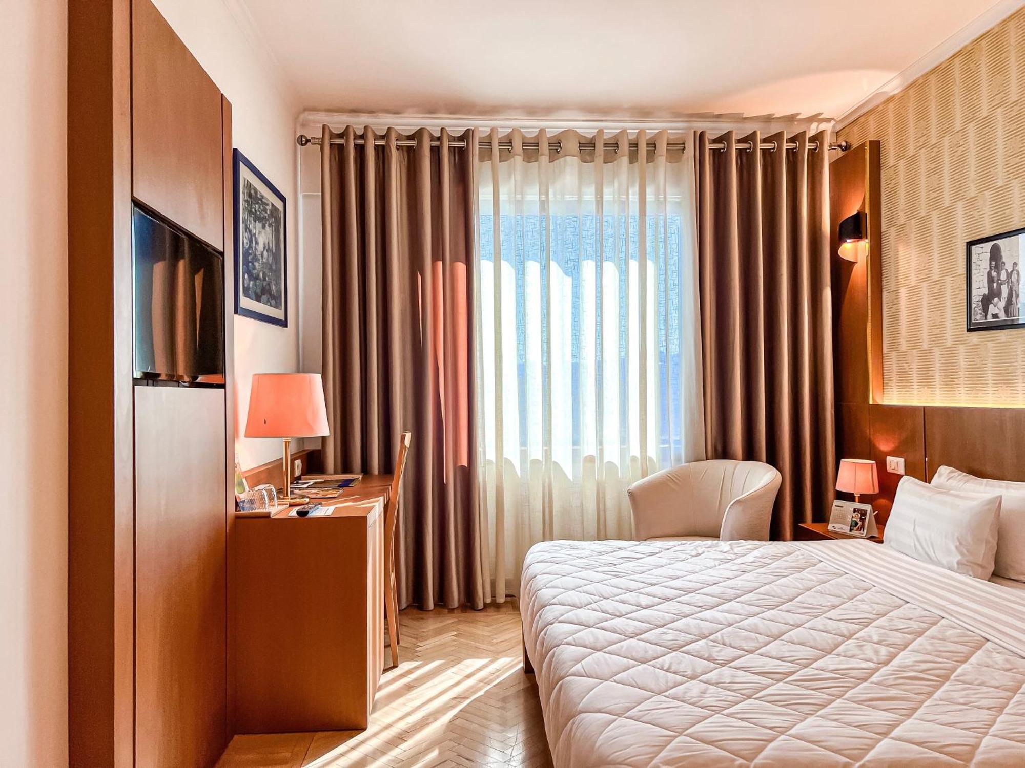 Tirana International Hotel&Conference Center Esterno foto